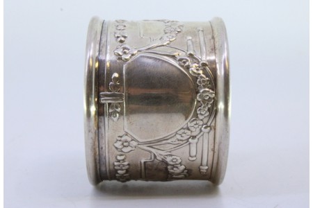 Argola de guardanapo em prata com relevos florais envolvendo cartela para monograma.